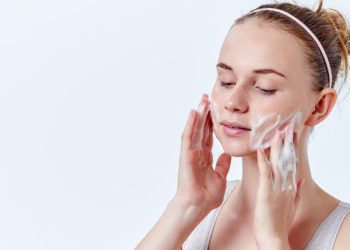 Dermatologët japin 5 këshilla për të patur një fytyrë të pastër