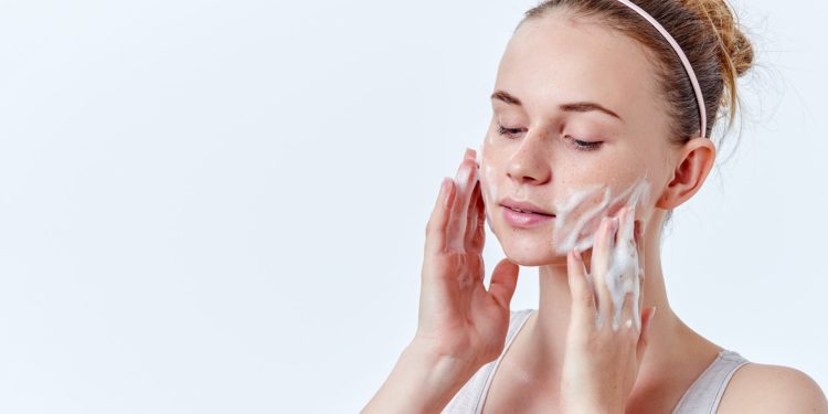 Dermatologët japin 5 këshilla për të patur një fytyrë të pastër