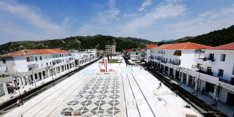 Memaliaj/65-vjeçari asfiksohet nga zjarri që ndezi për të djegur barishtet (EMRI)