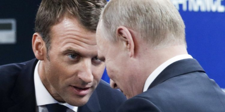 Makron telefonon Putinin: Kemi provat që vërtetojnë helmimin e Navalny-t, të hidhet dritë mbi tentativën për vrasje