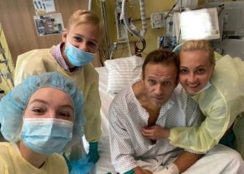 Doli nga koma, Navalny poston foto nga spitali