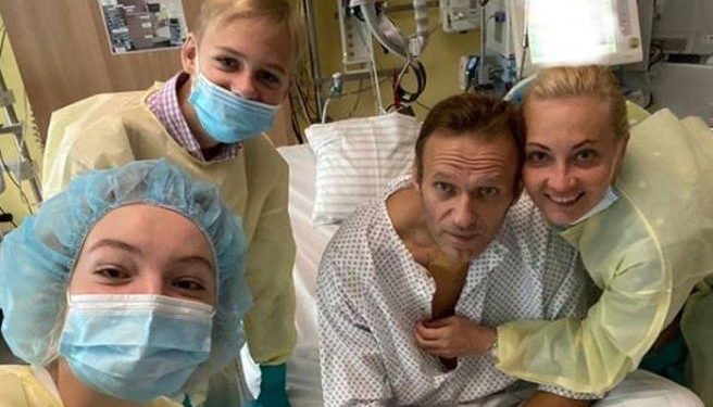 Doli nga koma, Navalny poston foto nga spitali