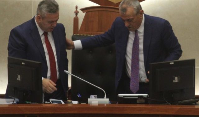 Gramoz Ruçi nxjerr jashtë deputetin ballist, Alimadhi: E di se ç’të bëj apo jo, komunist i ndyrë?