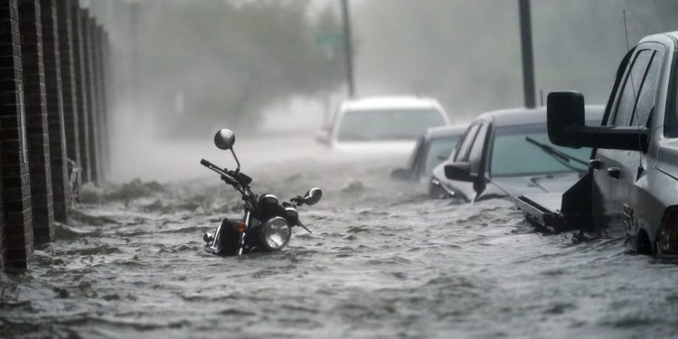 Pas zjarreve masive, uragani godet Shtetet e Bashkuara të Amerikës
