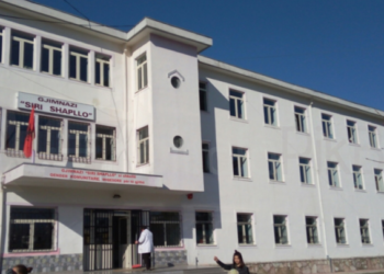 Gjimnazisti me Covid në Gjirokastër, reagon shkolla: U infektua nga nëna e tij që punon në fasoneri