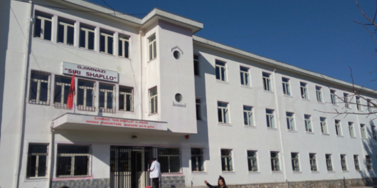 Gjimnazisti me Covid në Gjirokastër, reagon shkolla: U infektua nga nëna e tij që punon në fasoneri