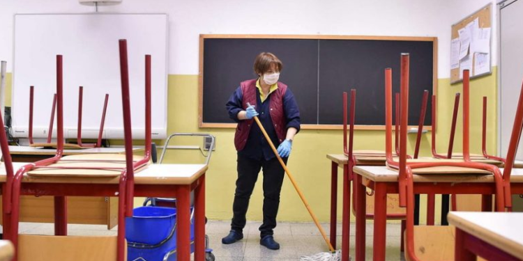 Nxënësja del me Covid, mbyllet një klasë në Gjirokastër