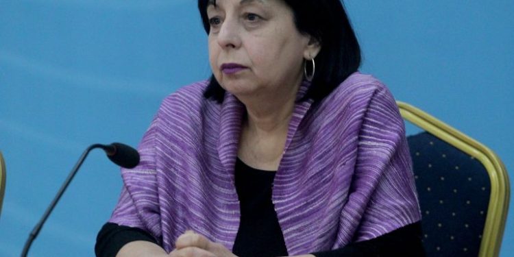 Në prag të nisjes së vitit të ri shkollor/ Silva Bino gjykon që maska t’iu ofrohet falas nxënësve njësoj si personelit shëndetësor, por ky vendim i takon Ministrisë së Arsimit