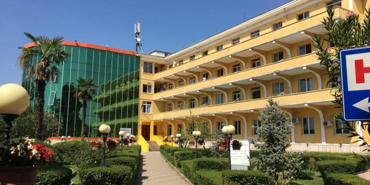 Ngjarje e rëndë/ Pacienti me Covid hidhet nga kati i katërt i spitalit