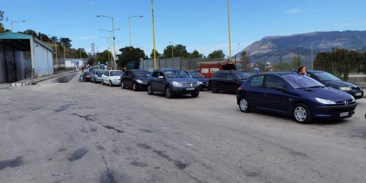 Sërish radhë në Kakavijë, grekët nxjerrin një urdhër të ri për emigrantët