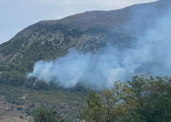 S’kanë të sosur zjarret në Gjirokastër, 3 vatra në fshatin Zhulat (VIDEO)