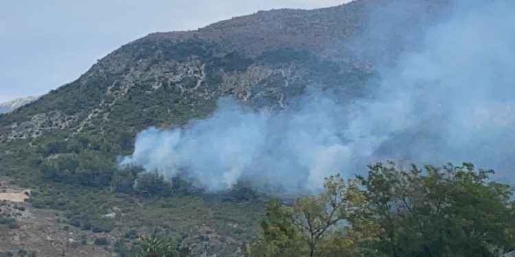 S’kanë të sosur zjarret në Gjirokastër, 3 vatra në fshatin Zhulat (VIDEO)