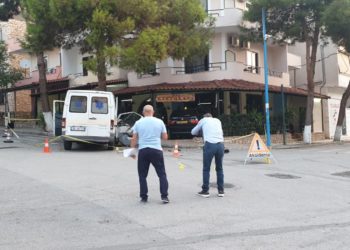 Vdekja e mamisë pas aksidentit në Sarandë, djali i biznesmenit arratiset nga spitali (Emri)