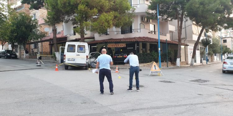 Vdekja e mamisë pas aksidentit në Sarandë, djali i biznesmenit arratiset nga spitali (Emri)