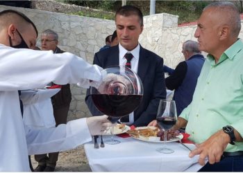 Ilir Meta në Tepelenë, ngre dolli vere me Tërmet Peçin (FOTO)