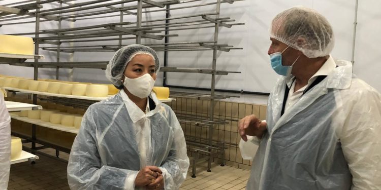 Ambasadorja amerikane Yuri Kim vizitë në ‘Gjirofarm’, kompania eksporton djathë edhe në SHBA (FOTO)