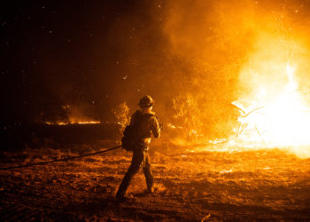 Zjarret shkatërruese përfshijnë SHBA-në, evakuohen mbi 500 persona