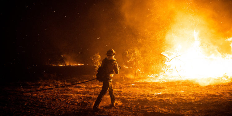 Zjarret shkatërruese përfshijnë SHBA-në, evakuohen mbi 500 persona