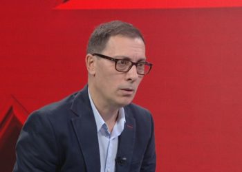 Adi Krasta sulmon ambasadoren e SHBA: Nuk është popullore në Shqipëri, pozon me të pasurit e nuk flet për mua. Shqiptarët s’e duan