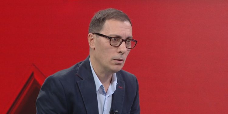 Adi Krasta sulmon ambasadoren e SHBA: Nuk është popullore në Shqipëri, pozon me të pasurit e nuk flet për mua. Shqiptarët s’e duan