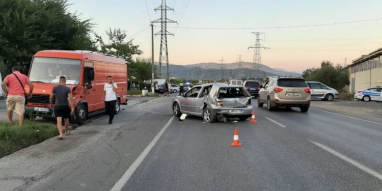 Aksident më Fushë Bulqizë, një furgon përplaset me një “Benz”, tre të plagosur