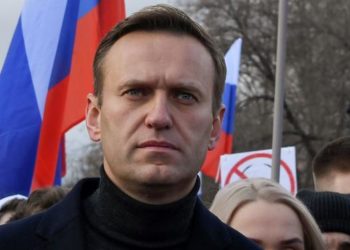 Navalny shkëputet nga aparaturat, tashmë mund të marrë frymë vetë dhe të ngrihet nga krevati i spitalit