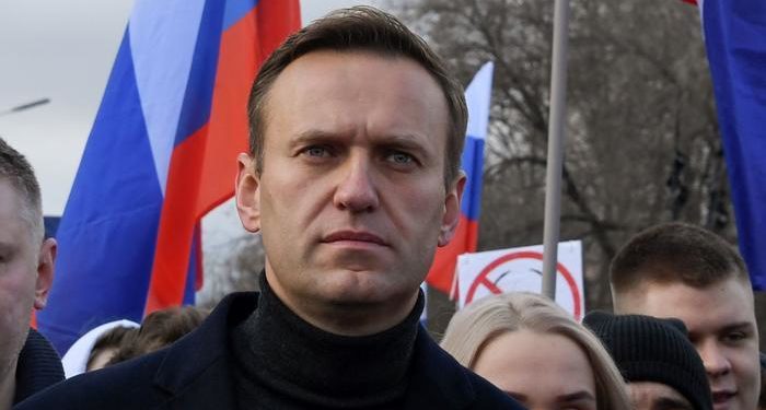 Navalny shkëputet nga aparaturat, tashmë mund të marrë frymë vetë dhe të ngrihet nga krevati i spitalit