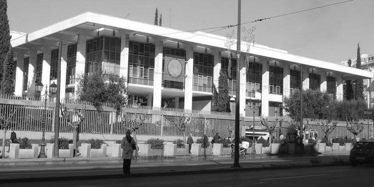 Dëshmia: Çfarë më porositi ambasadori amerikan në Athinë, pasi i tregova historinë time në regjimin komunist të Enver Hoxhës…