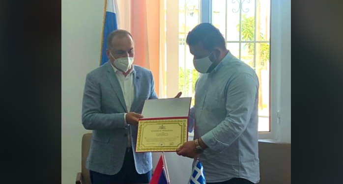 Koncert në vitin ’36 në Dropull, prefekti dekoron kryetarin e bashkisë me çertifikatë mirënjohje