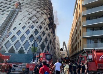 Një tjetër zjarr në Bejrut, këtë herë digjet një qendër tregtare