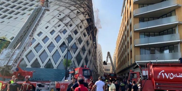 Një tjetër zjarr në Bejrut, këtë herë digjet një qendër tregtare