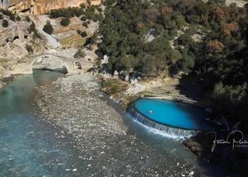 Banjat e Bënjës në Përmet, një mrekulli shqiptare, me standarte kafshësh!