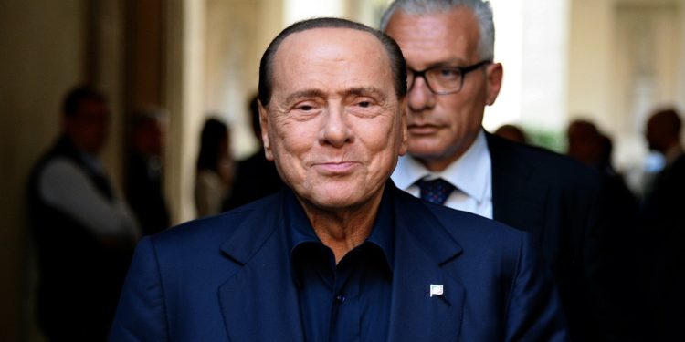 Flet mjeku i Berlusconit: Do të kishte vdekur nëse do të ishte infektuar në mars-prill