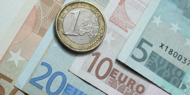 Grabiti një palë sandale 40 euro duke patur 11 000 të tjera në xhep, arrestohet nga policia