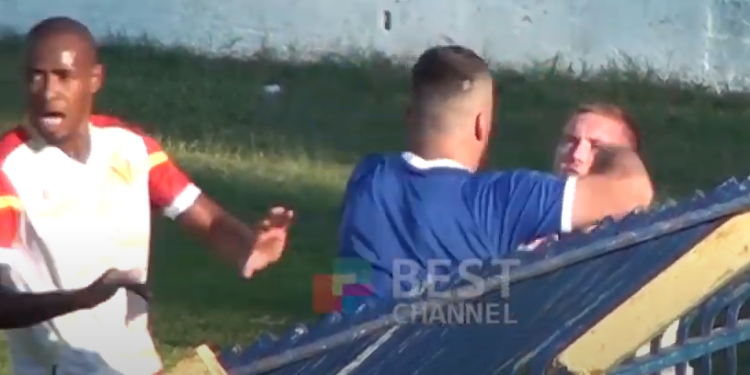 Miqësorja e klubeve shqiptare degradon në grushte, dalin pamjet e turpshme (VIDEO)