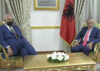 Data e zgjedhjeve, Rama me maskë në zyrë të Metës