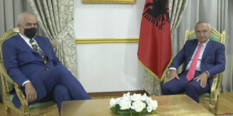 Data e zgjedhjeve, Rama me maskë në zyrë të Metës