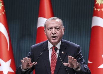Erdogan kërcënim Greqisë: Nuk lejojmë askënd të burgosë Turqinë në brigjet e saj