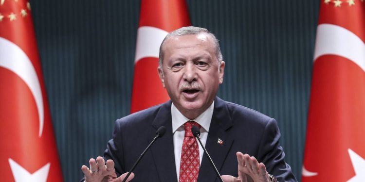 Erdogan kërcënim Greqisë: Nuk lejojmë askënd të burgosë Turqinë në brigjet e saj