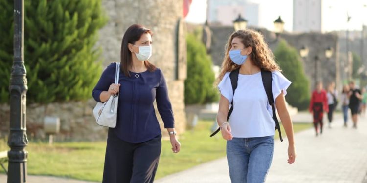 Përpara nisjes së detyrës së re si Ministre e Arsimit, Evis Kushi shoqëron shoqen e saj të ngushtë për në shkollë