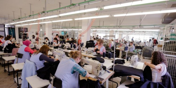 Gjirokastër, ‘plas’ Covid në një fasoneri, 4 të prekur