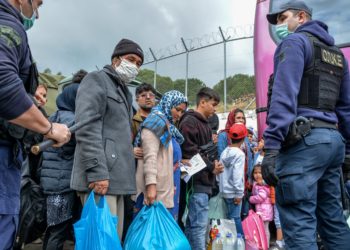 Qindra të infektuar nga kampi grek në ishullin Lesbos, qeveria zotohet se do të ndërtojë një të ri