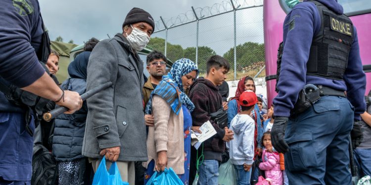 Qindra të infektuar nga kampi grek në ishullin Lesbos, qeveria zotohet se do të ndërtojë një të ri