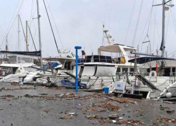 Cikloni “Ianos” vazhdon të godasë Greqinë/ Dëme në ishujt e detit Jon, rrezikohen 50 refugjatë