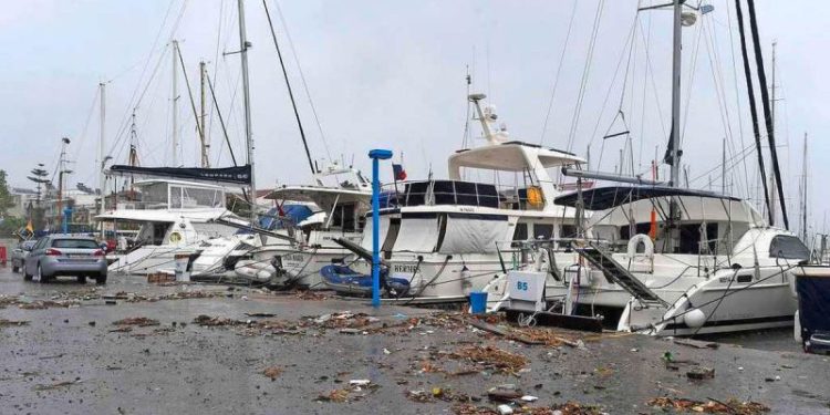 Cikloni “Ianos” vazhdon të godasë Greqinë/ Dëme në ishujt e detit Jon, rrezikohen 50 refugjatë