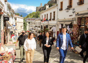 Ambasadorja amerikane viziton Gjirokastrën, pritet nga kryetari i bashkisë: Pa SHBA-në, ne shqiptarët s’do të kishim as edhe një shtet, jo më dy sikundër jemi tashmë (FOTO)