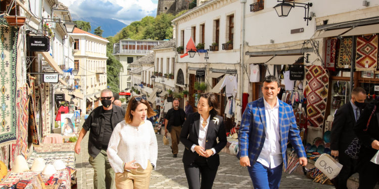 Ambasadorja amerikane viziton Gjirokastrën, pritet nga kryetari i bashkisë: Pa SHBA-në, ne shqiptarët s’do të kishim as edhe një shtet, jo më dy sikundër jemi tashmë (FOTO)