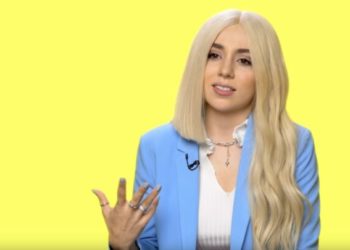 Këngëtarja e famshme me origjinë shqiptare rrëfen vuajtjet: Prindërit shitën shtëpinë në Sarandë, jetuan 1 vit në kishë (VIDEO)