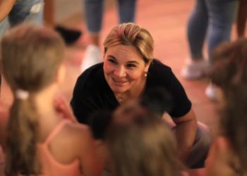 Kryemadhi poston foto e rrethuar nga fëmijët: Është detyra jonë për të luftuar për ta