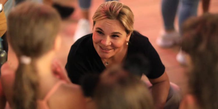 Kryemadhi poston foto e rrethuar nga fëmijët: Është detyra jonë për të luftuar për ta